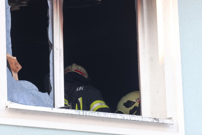 	Brand einer Wohnung in einem Mehrparteienwohnhaus in Wels-Vogelweide
