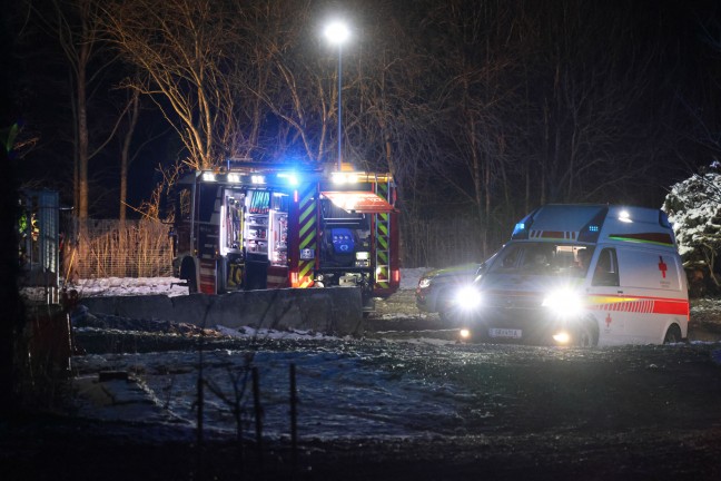 	Personenrettung: Mann bei Hofarbeiten in Peuerbach mitsamt Dumper über Böschung abgestürzt