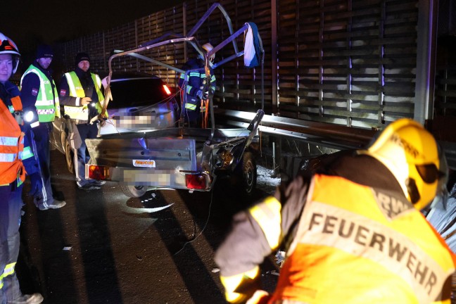 	Kollision mit Anpralldämpfer: PKW samt Anhänger am Autobahnknoten Wels bei Wels-Oberthan verunfallt
