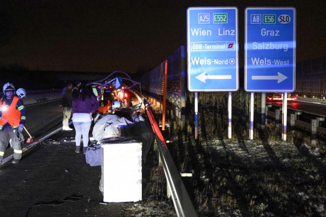 	Kollision mit Anpralldämpfer: PKW samt Anhänger am Autobahnknoten Wels bei Wels-Oberthan verunfallt