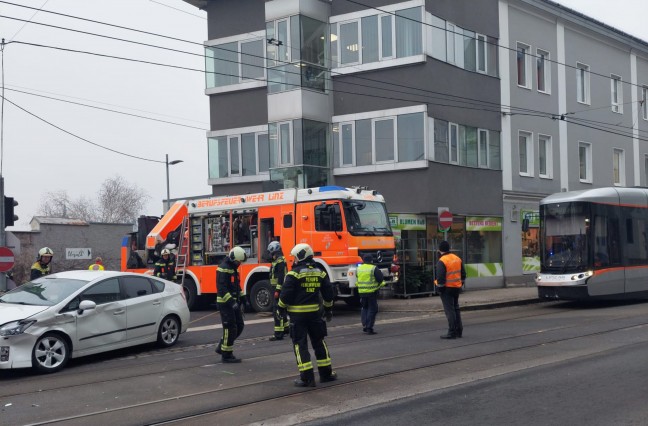 	Kollision zwischen PKW und Straßenbahn in Linz-Urfahr fordert eine leichtverletzte Person