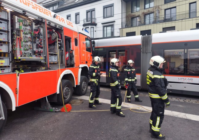 	Kollision zwischen PKW und Straßenbahn in Linz-Urfahr fordert eine leichtverletzte Person