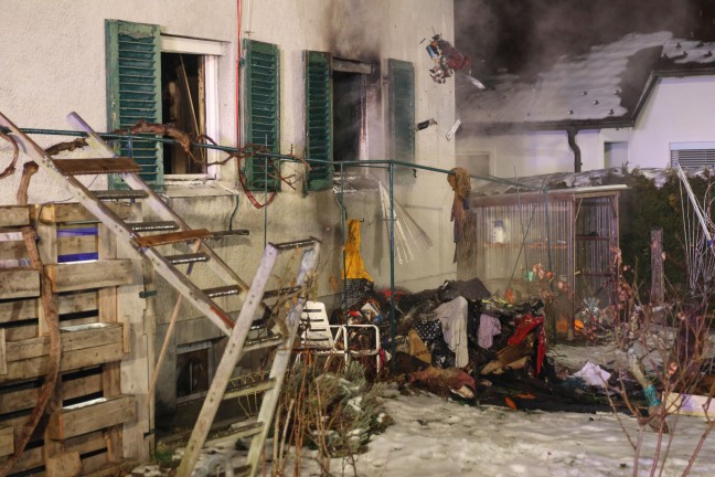 	Ausgedehnter Zimmerbrand in einem Wohnhaus in Haag am Hausruck - Rettung in letzter Minute