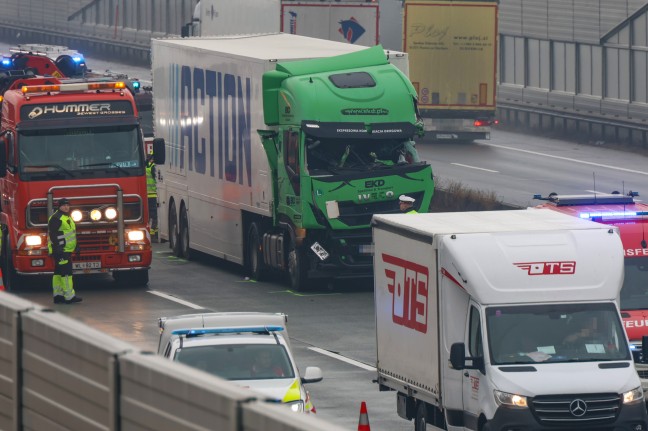 	Menschenrettung nach schwerem LKW-Unfall auf Westautobahn bei Ansfelden