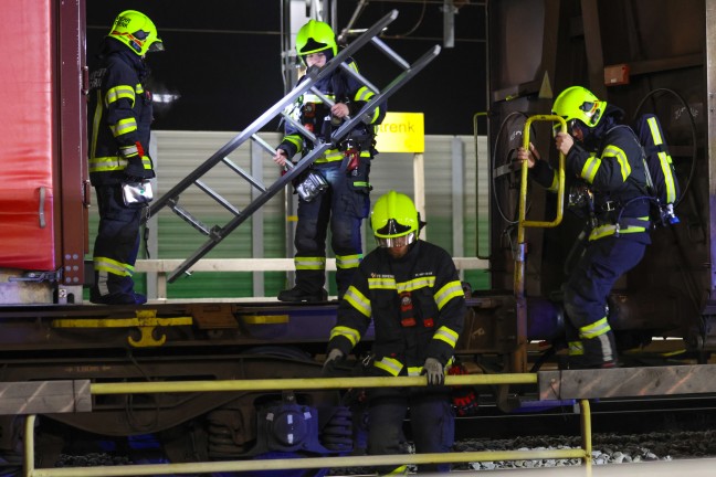 	Bremse heißgelaufen: Drei Feuerwehren zu Brand an einem Güterzug in Marchtrenk alarmiert