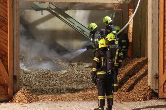 	Drei Feuerwehren bei nächtlichem Brand in einem Hackschnitzellager in Vorchdorf im Einsatz