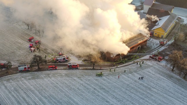 	Großeinsatz für elf Feuerwehren bei Brand auf einem Bauernhof in Schlüßlberg