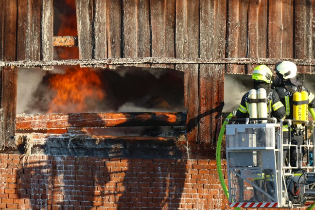 	Großeinsatz für elf Feuerwehren bei Brand auf einem Bauernhof in Schlüßlberg