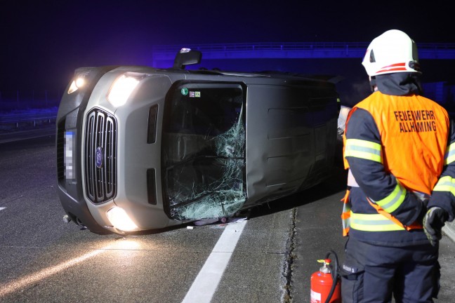 	Kleintransporter bei schwerem Unfall auf Westautobahn in Pucking umgestürzt