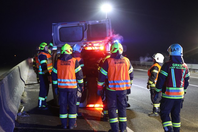	Kleintransporter bei schwerem Unfall auf Westautobahn in Pucking umgestürzt