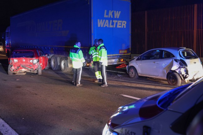 	Stauende übersehen: Klein-LKW krachte auf Welser Autobahn bei Wels-Puchberg in mehrere Fahrzeuge