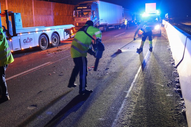 	Stauende übersehen: Klein-LKW krachte auf Welser Autobahn bei Wels-Puchberg in mehrere Fahrzeuge