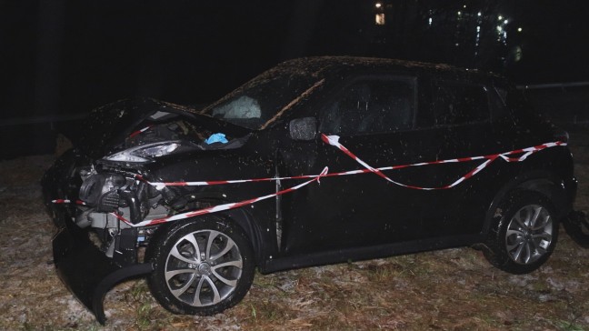 	Autolenkerin bei Verkehrsunfall auf Nibelungenstraße bei Waldkirchen am Wesen gegen Baum gekracht