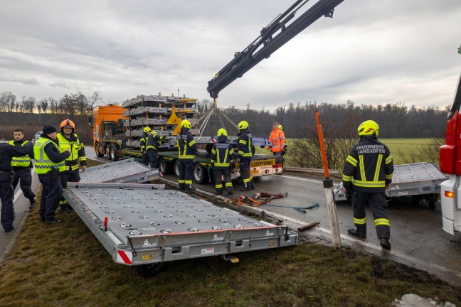 	Sondertransport-LKW verlor im Kreisverkehr der Altheimer Straße bei Braunau am Inn die Ladung
