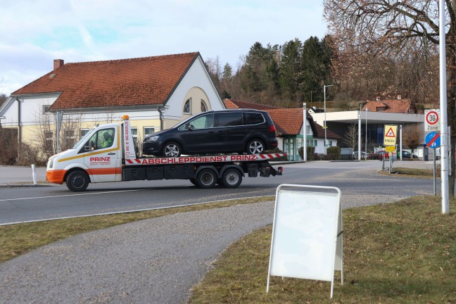 	Einsatzkräfte zu schwerem Verkehrsunfall im Ortszentrum von Dietach alarmiert