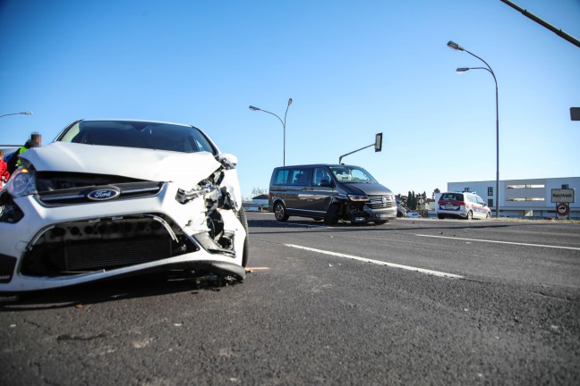 	Kreuzungsunfall zwischen zwei PKW auf Wiener Straße bei Marchtrenk fordert zwei Verletzte