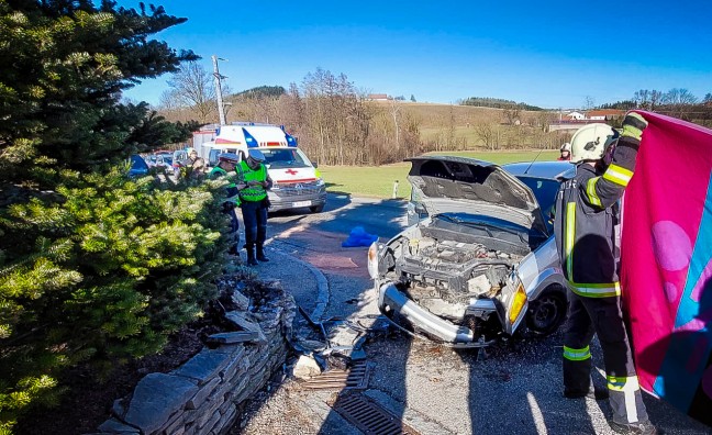 	Tödlicher Verkehrsunfall: Auto in Ort im Innkreis gegen Gartenmauer geprallt