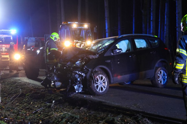 	Auto bei schwerem Verkehrsunfall bei Senftenbach von Baum regelrecht aufgespießt