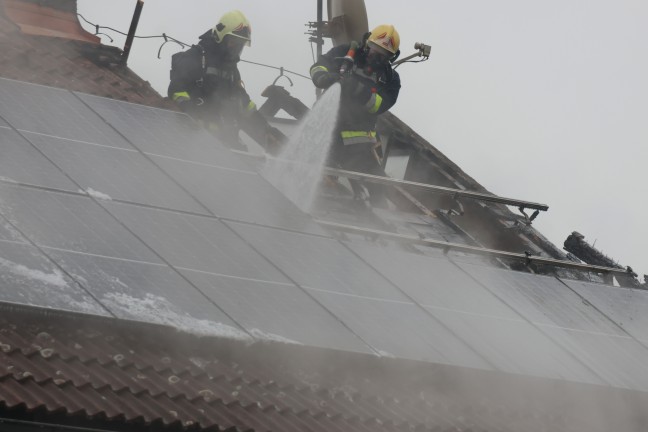 	Dachstuhlbrand: Schwieriger Einsatz für die Feuerwehr bei Brand eines Wohnhauses in Wels-Pernau