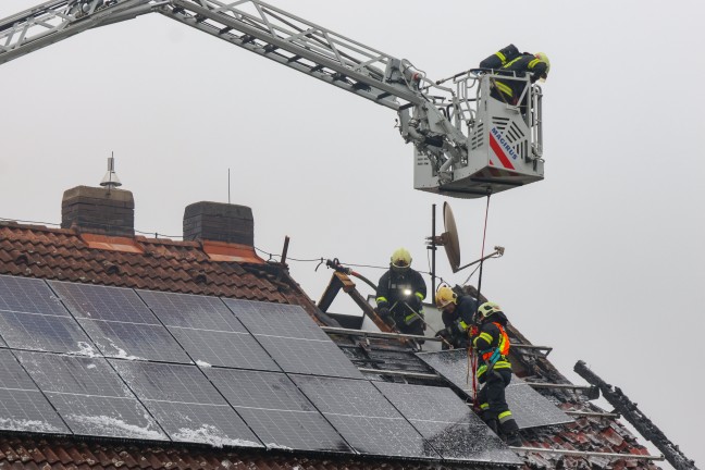 	Dachstuhlbrand: Schwieriger Einsatz für die Feuerwehr bei Brand eines Wohnhauses in Wels-Pernau