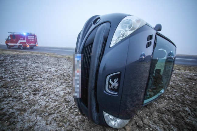 	Auto bei Unfall in Buchkirchen in Seitenlage zum Stillstand gekommen