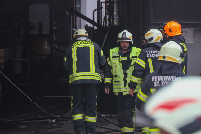 	Neun Feuerwehren: Größerer Brand in einem Tischlereibetrieb in Kirchham