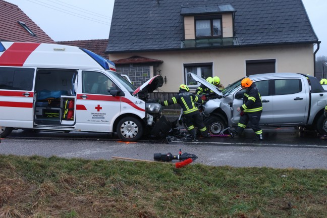 	Drei Verletzte bei Frontalcrash zwischen Rettungsauto und PKW auf Voralpenstraße bei Bad Hall