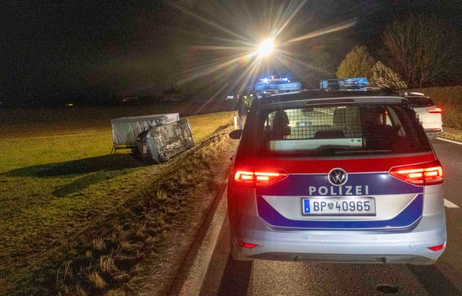 	Auto samt Anhänger auf Lamprechtshausener Straße bei Neukirchen an der Enknach verunfallt