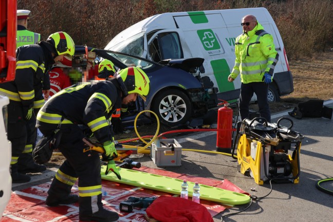 	Verkeilte Unfallwracks: Drei teils Schwerverletzte bei Kollision auf Wiener Straße in Gunskirchen