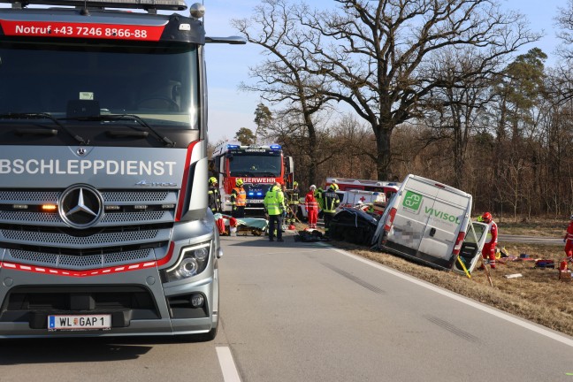 	Verkeilte Unfallwracks: Drei teils Schwerverletzte bei Kollision auf Wiener Straße in Gunskirchen