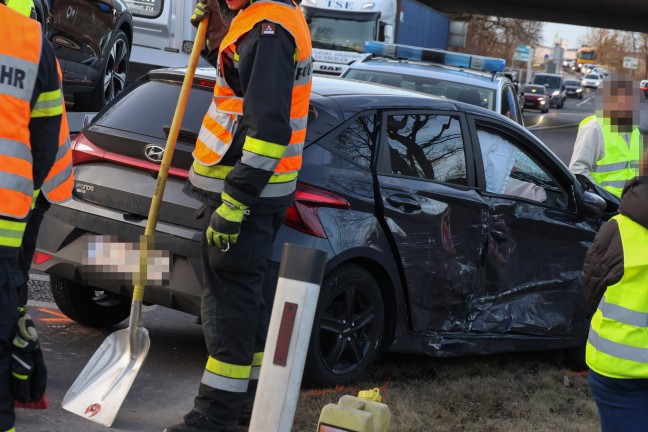 	Kreuzungskollision zwischen zwei PKW in Weißkirchen an der Traun endet mit erheblichem Sachschaden