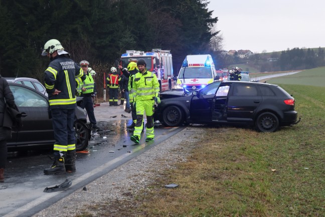 	Kollision mit vier beiteiligten Autos auf Eferdinger Straße in Waizenkirchen fordert zwei Verletzte