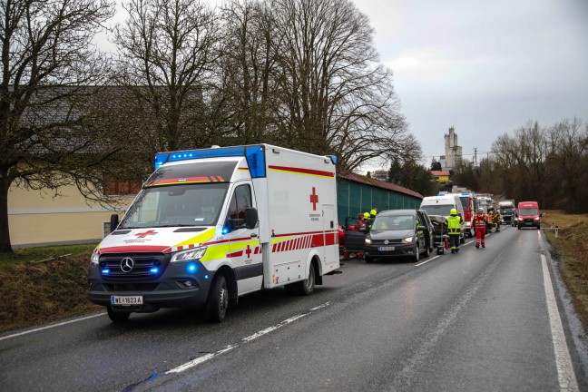 	Auffahrunfall drei Fahrzeuge auf Innviertler Straße bei Krenglbach fordert eine verletzte Person
