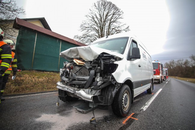 	Auffahrunfall drei Fahrzeuge auf Innviertler Straße bei Krenglbach fordert eine verletzte Person