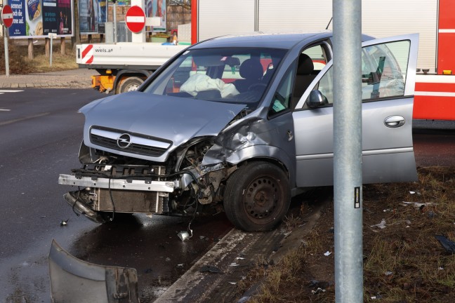 	Kreuzungsunfall zwischen zwei PKW in Wels-Pernau