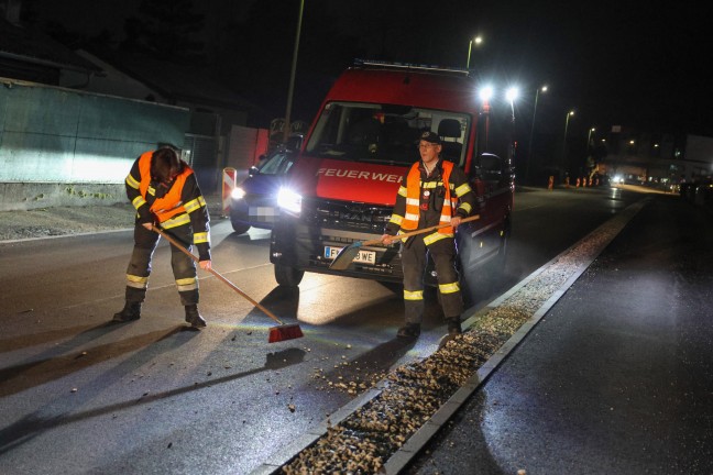 	Schotter auf Fahrbahn: Umgestaltete Straße in Wels-Puchberg beschäftigte an mehreren Stellen Feuerwehr