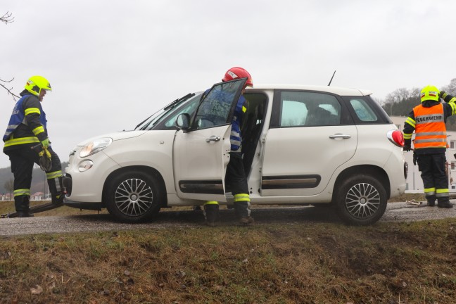 	Auto nach flottem Einbiegemanöver bei Weißkirchen an der Traun in Böschung gelandet