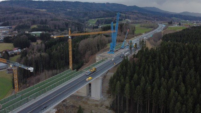 	Spektakuläre Hubarbeiten mit Riesenkran bei Abriss der alten Aurachbrücke auf Westautobahn im Einsatz