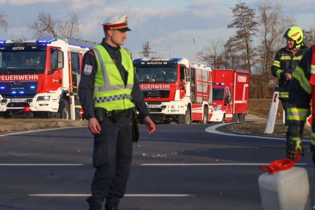	Kreuzungskollision zwischen drei PKW auf Wiener Straße bei Asten fordert zwei Verletzte