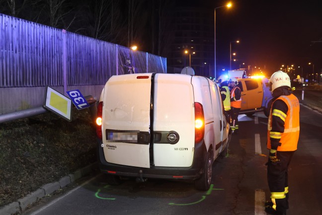 	Kleintransporter rammte bei Unfall auf Kremstalstraße in Leonding Straßenlaterne und Lärmschutzwand