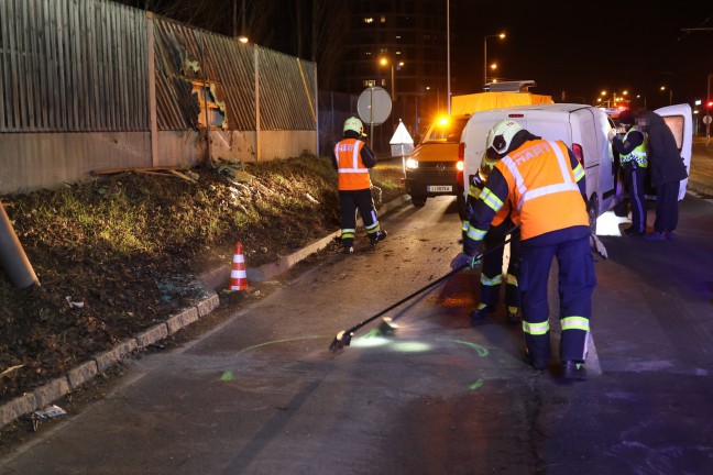 	Kleintransporter rammte bei Unfall auf Kremstalstraße in Leonding Straßenlaterne und Lärmschutzwand