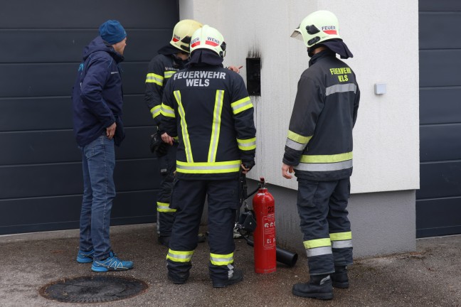 	Einsatz der Feuerwehr bei Brand eines Sicherungskastens an einer Hausfassade in Wels-Puchberg