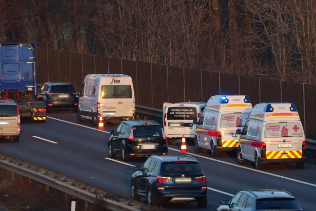	Verkehrsunfall im dichten Nachmittagsverkehr auf Welser Autobahn bei Weißkirchen an der Traun