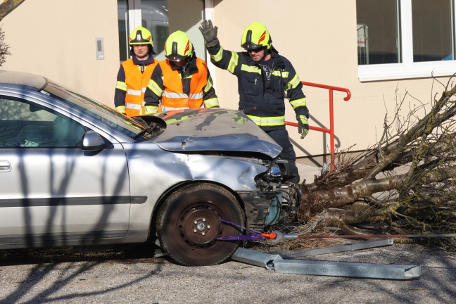 	Auto bei Unfall in Alkoven gerade über "T-Kreuzung" gegen Baum, Hauswand und Gartenzaun gefahren