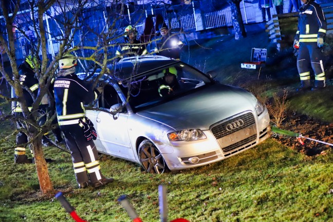 	PKW bei Verkehrsunfall in Gramastetten durch Gartenzaun gedonnert