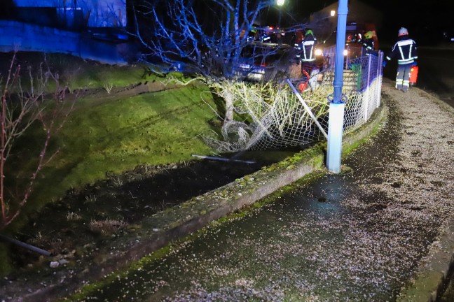 	PKW bei Verkehrsunfall in Gramastetten durch Gartenzaun gedonnert