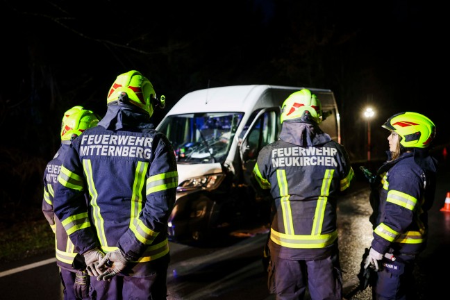	Schwerer Verkehrsunfall auf Lamprechtshausener Straße bei Neukirchen an der Enknach