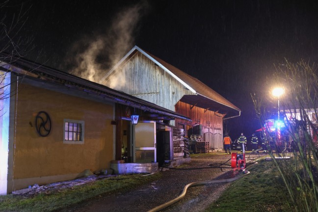 	Drei Feuerwehren bei Brand in einem Garagengebäude in Ohlsdorf im Einsatz