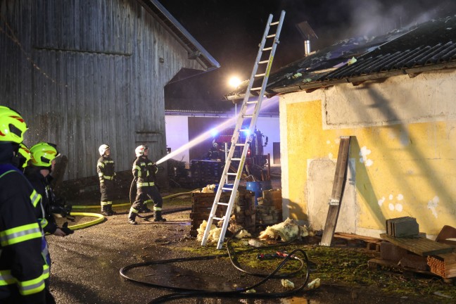 	Drei Feuerwehren bei Brand in einem Garagengebäude in Ohlsdorf im Einsatz