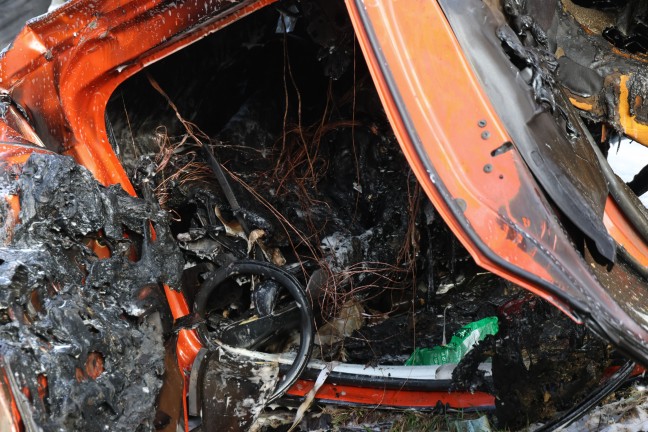 	Auto in Flammen: Ersthelfer retten Lenkerin auf Gmundener Straße bei Stadl-Paura aus Unfallwrack